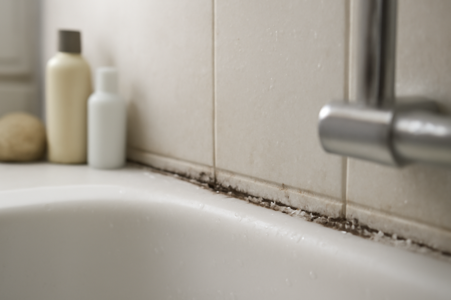 Quitar moho de silicona en el baño: guía definitiva paso a paso